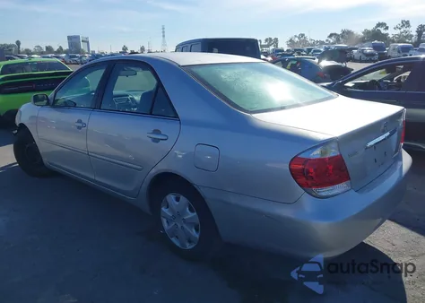 2005 Toyota Camry Le z USA, uszkodzony, nr VIN 4T1BE32K25U556087